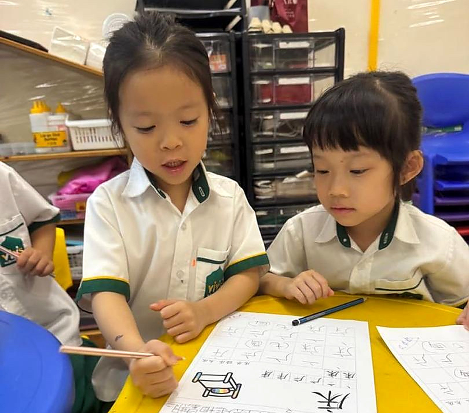 children learning chinese and english writing kindergarten